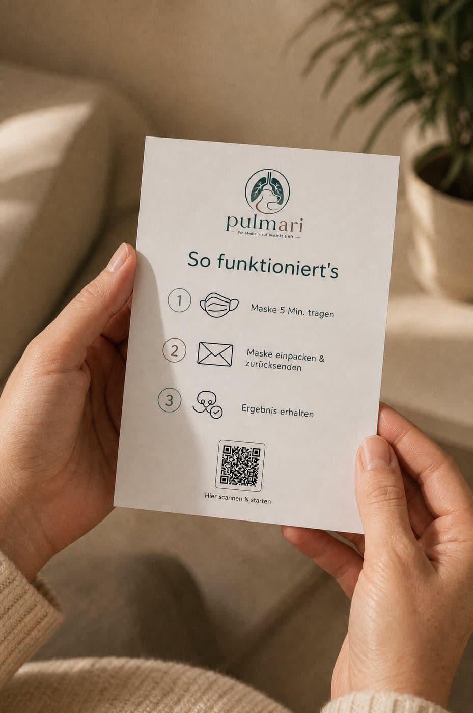 Anleitungskarte 'So funktioniert's' in den Händen einer Anwenderin